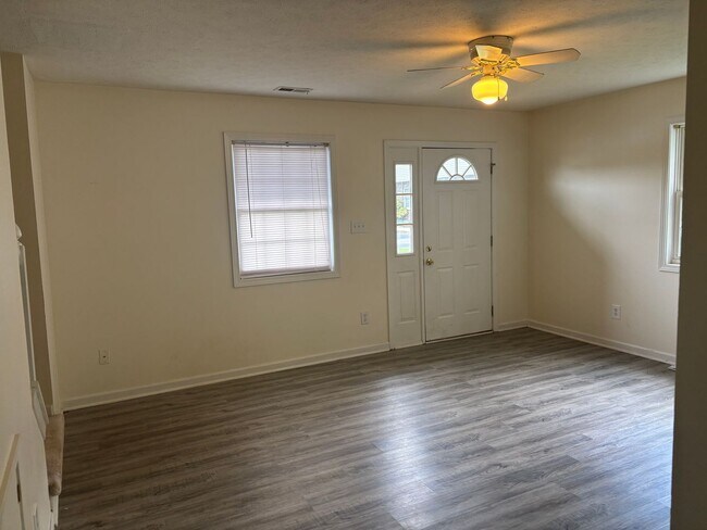 Building Photo - Townhome: 3 Bedroom 2.5 bath