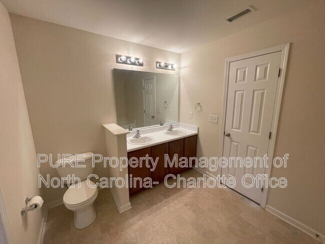 Building Photo - 705 Weeping Willow Dr