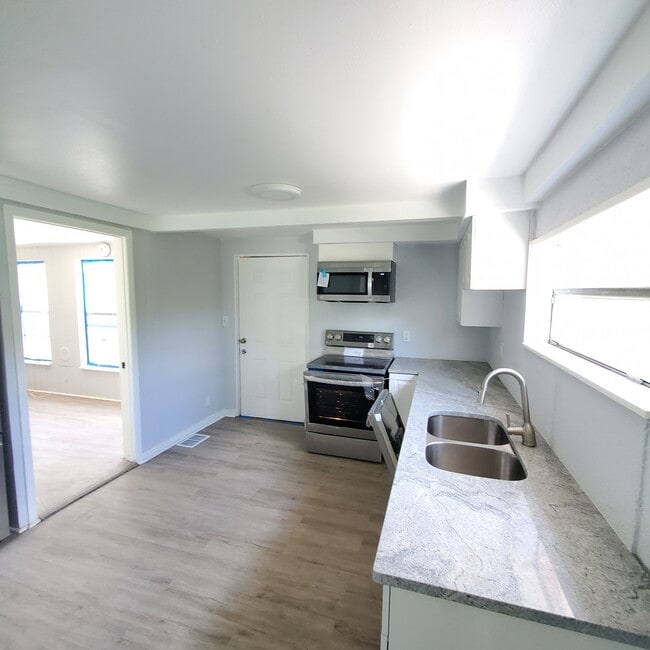 Building Photo - 1735 25th St S