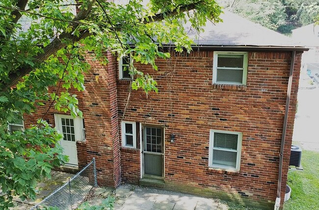 Building Photo - *Recently Updated & Spacious 3BD/1BA Duplex Unit Available for Rent in Castle Shannon*