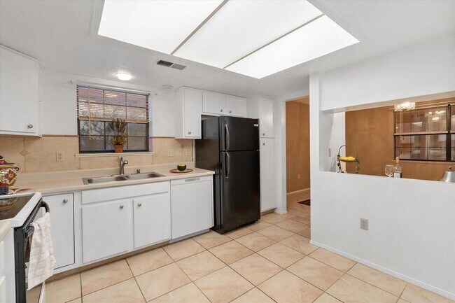 Building Photo - 833 Country Club Dr SE