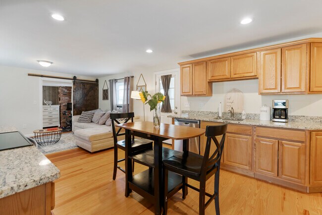 Building Photo - 160 Beecher St