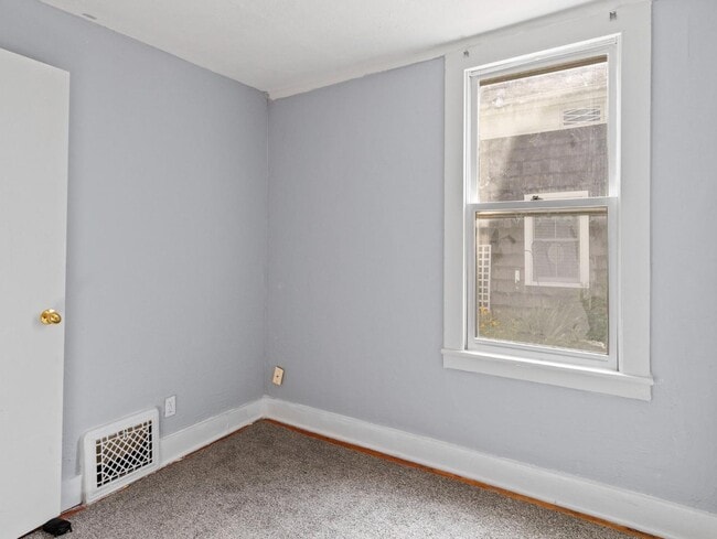 Building Photo - 930 E Dayton St