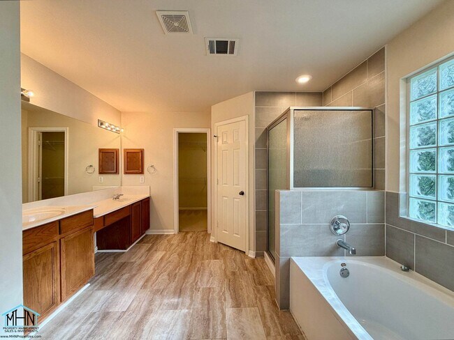 Building Photo - 518 Willow Grove Dr