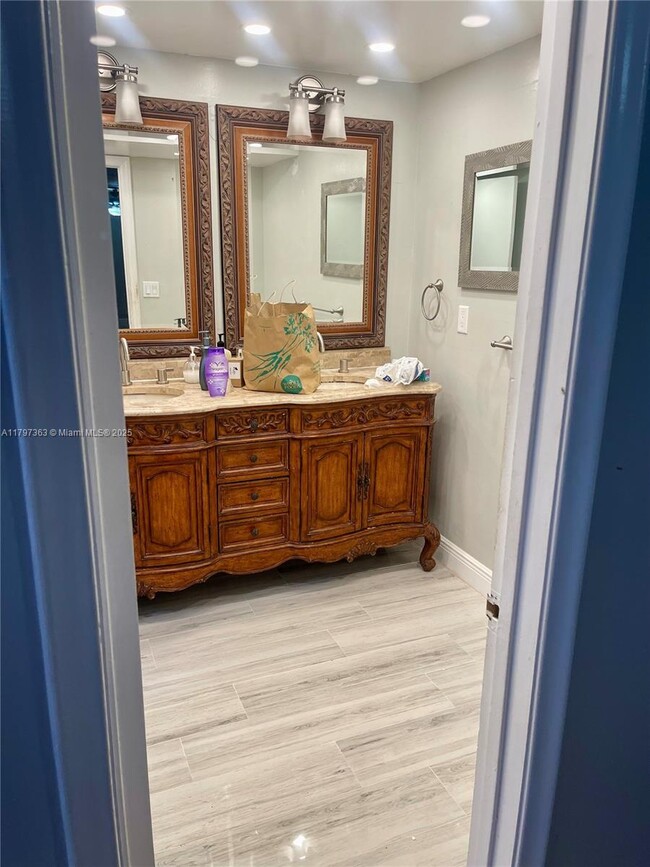 Building Photo - 6695 Racquet Club Dr