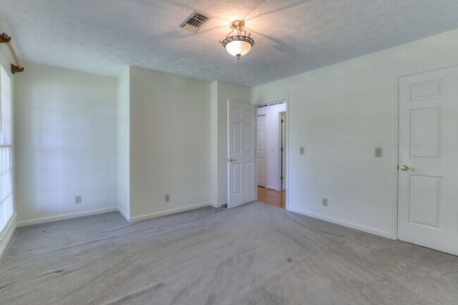 Building Photo - 2303 Friendship Dr