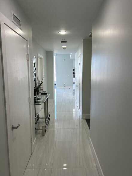 Building Photo - 1050 Brickell Ave