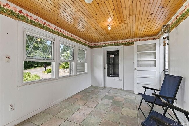 Building Photo - 2 Horseshoe Dr