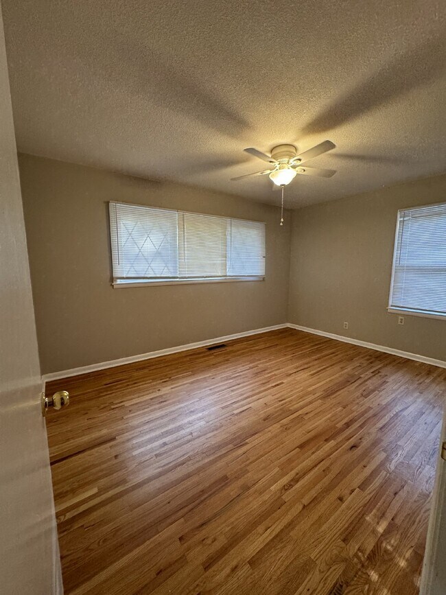 Building Photo - 3 bedroom, 1 bathroom house with partially...