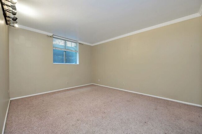 Building Photo - Beautiful Capital Gardens 2 bedroom Condo ...