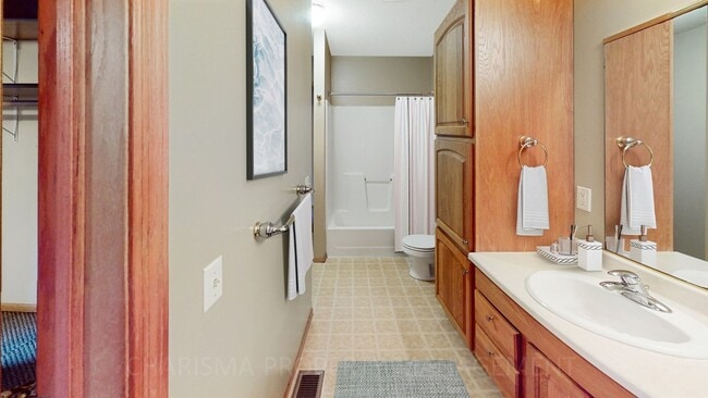 Building Photo - 3 BD, 2 BA, DOUBLE ATTACHED GARAGE, GREAT ...
