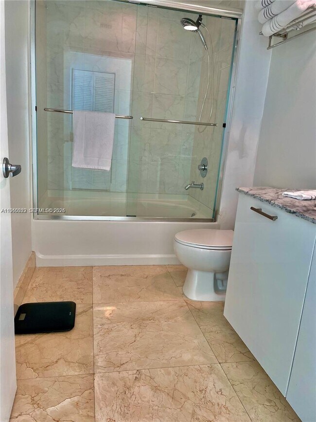 Building Photo - 950 Brickell Bay Dr