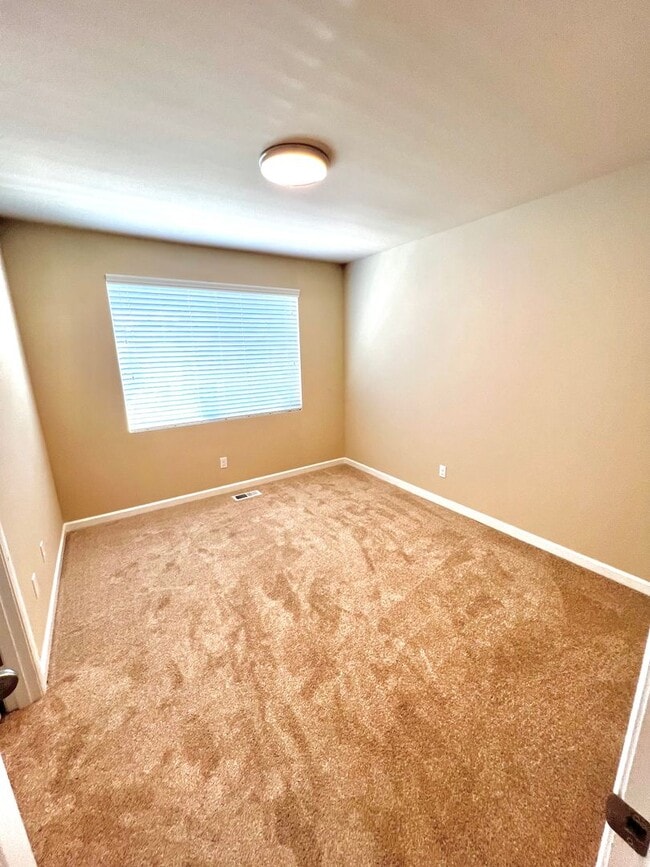 Building Photo - LIKE NEW Truly a MUST SEE! Move-in Ready