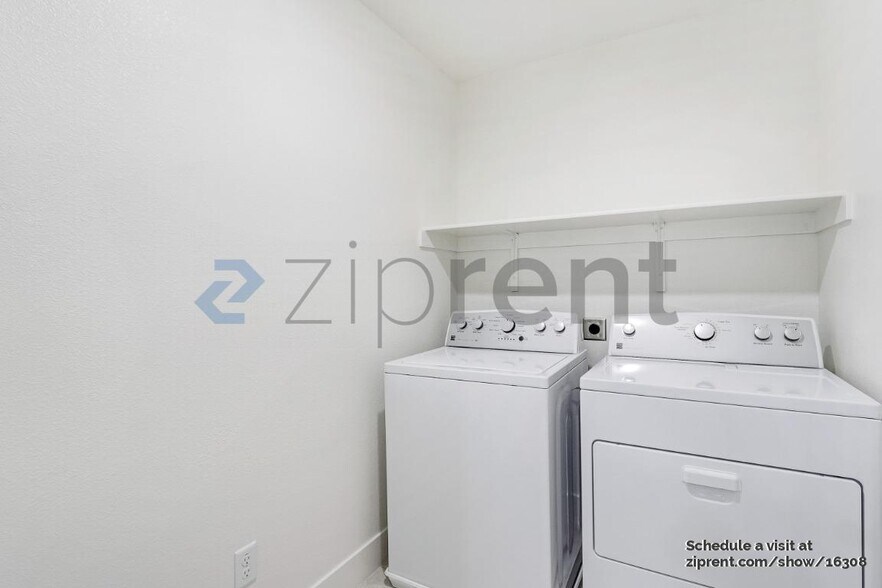 Building Photo - 6100 Oak Leaf Pl