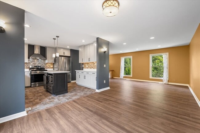 Building Photo - 371 Larchmont Ct