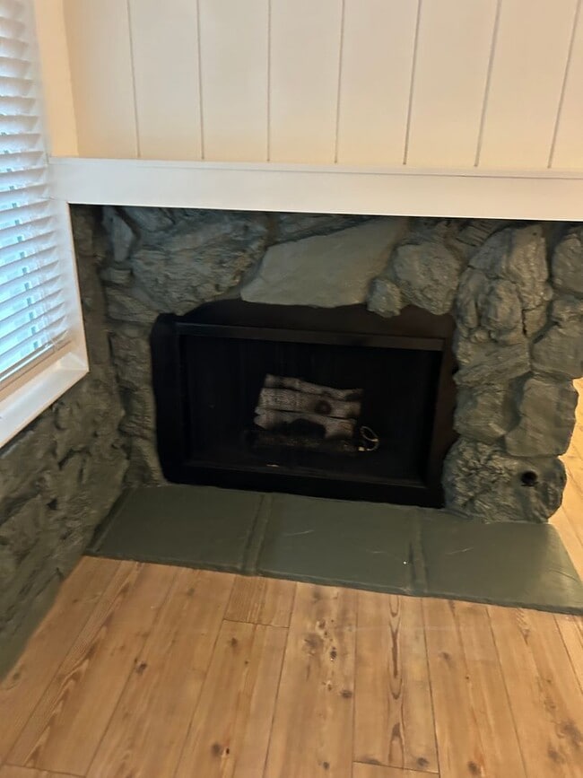 Building Photo - Beautiful upstairs condo with garage!