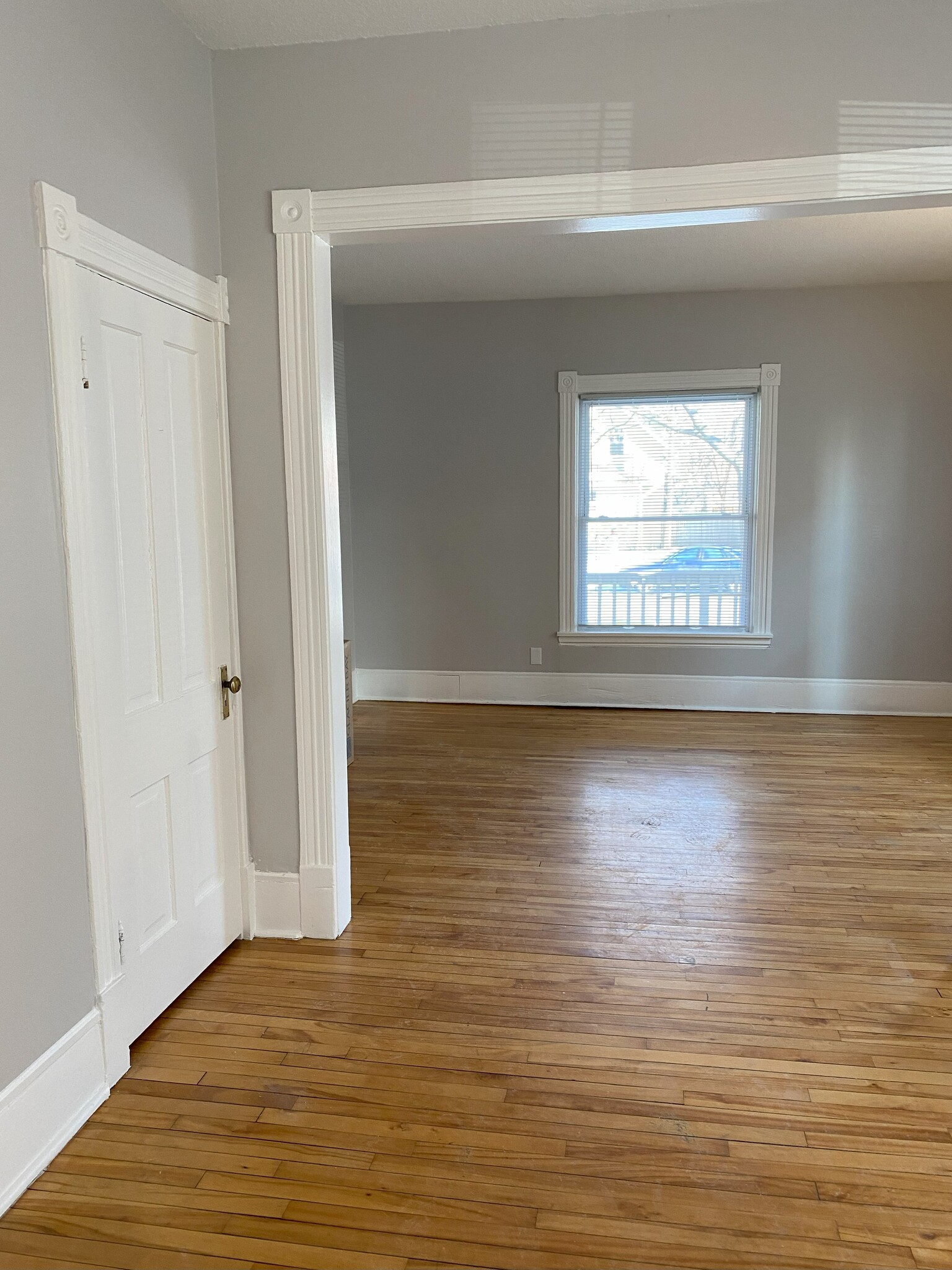 living room - 2730 pleasant Ave S