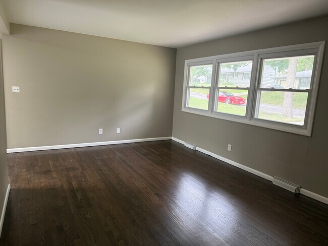 Building Photo - 5546 N Woodland Ave