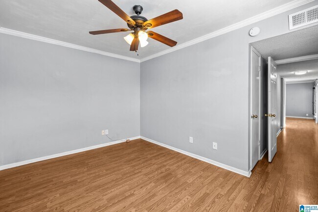 Building Photo - 3350 Altamont Rd S