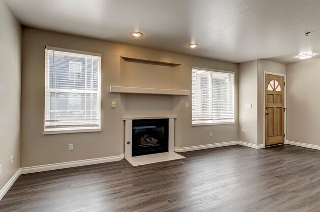 Building Photo - 2 Bed 1 Bath Condo with an Office!