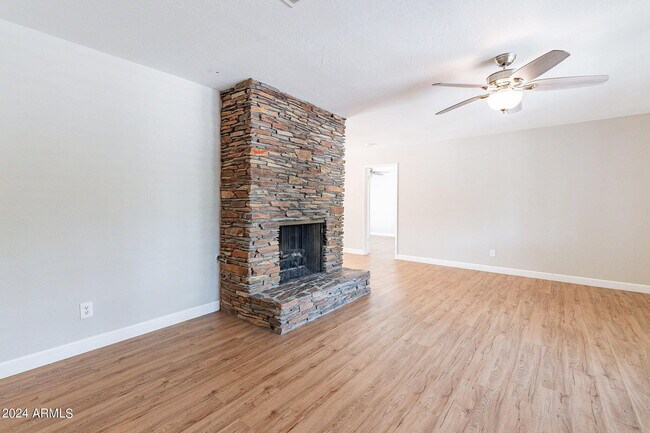 Building Photo - 110 W Seldon Ln