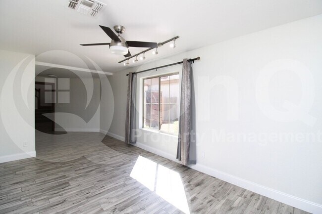 Building Photo - 563 E Krista Way