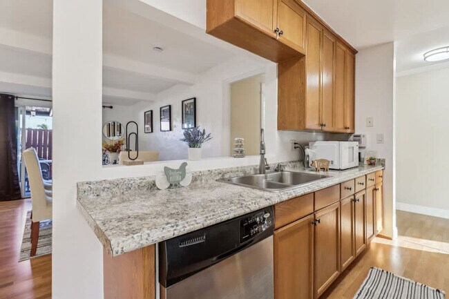 Building Photo - 609 Carlsbad St