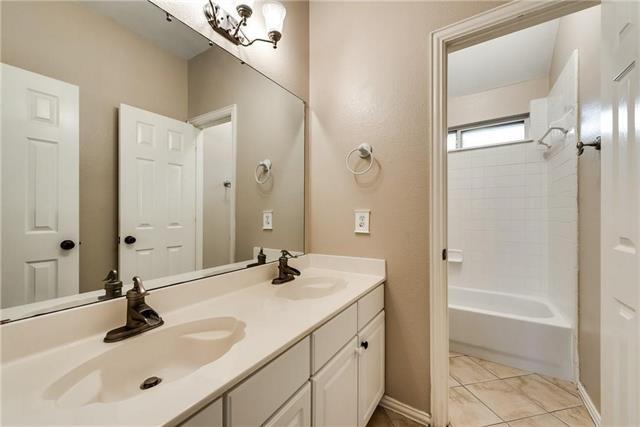 Building Photo - 1439 Royal Oaks Dr