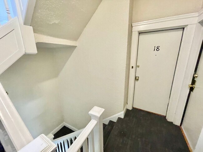 Building Photo - Charming Hayes Valley Studio! Location! La...