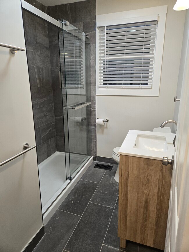 Building Photo - 929 Due W Ave N