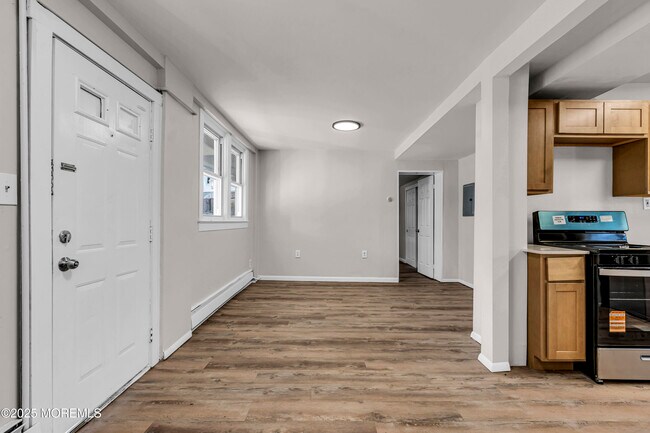 Building Photo - 1320 3rd Ave