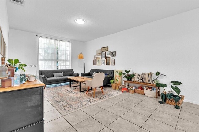 Building Photo - 2927 Bogota Ave