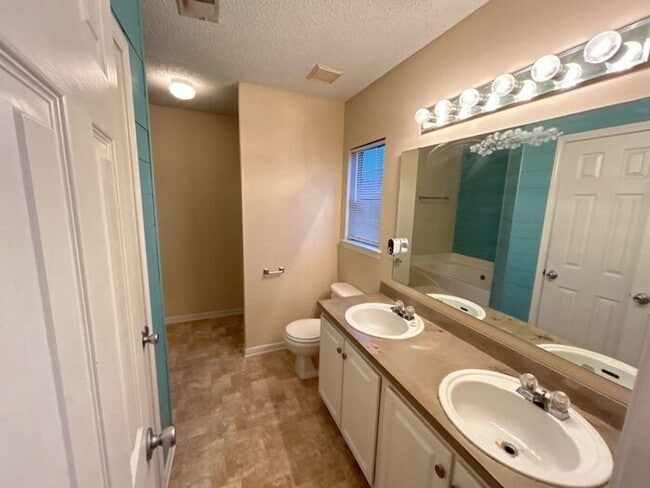 Building Photo - 5 Elders Pond Ct