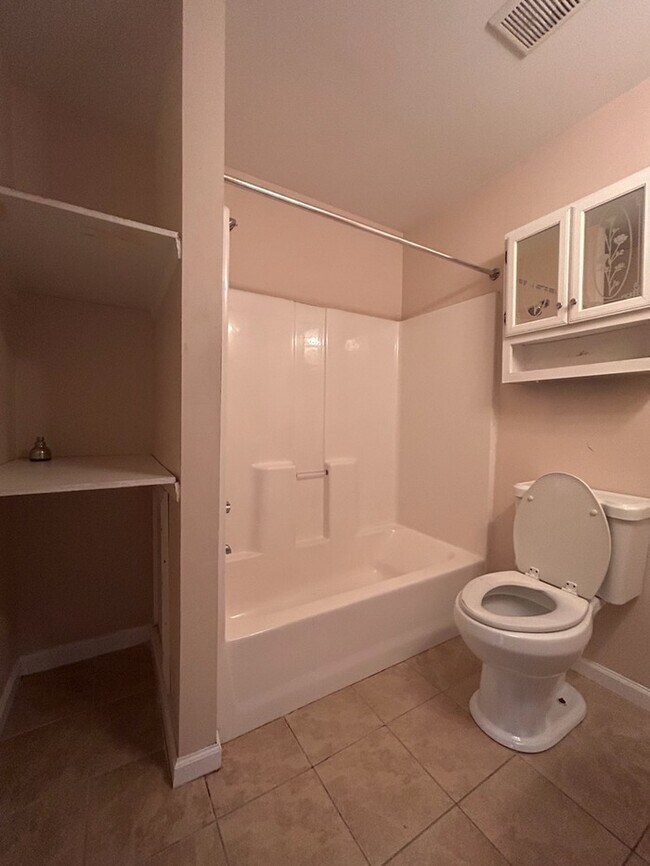 Building Photo - 2 Bedroom Apartment in Piedmont!