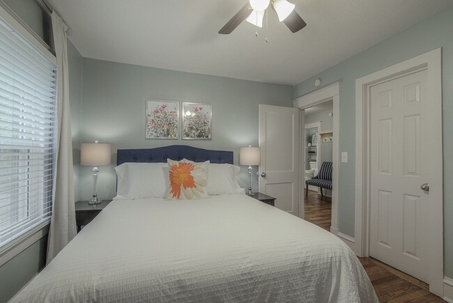 Building Photo - 1145 W 41st Terrace