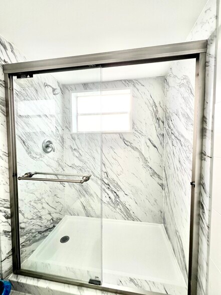 Guest Bathroom - 9410 Tangerine Pl