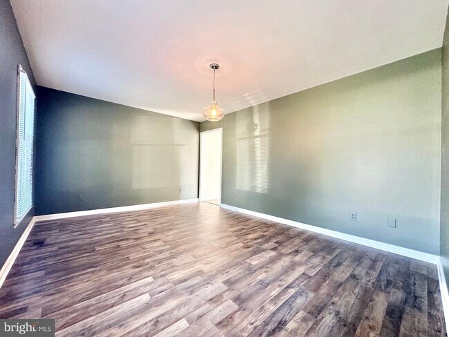 Building Photo - 8337 Colony Cir