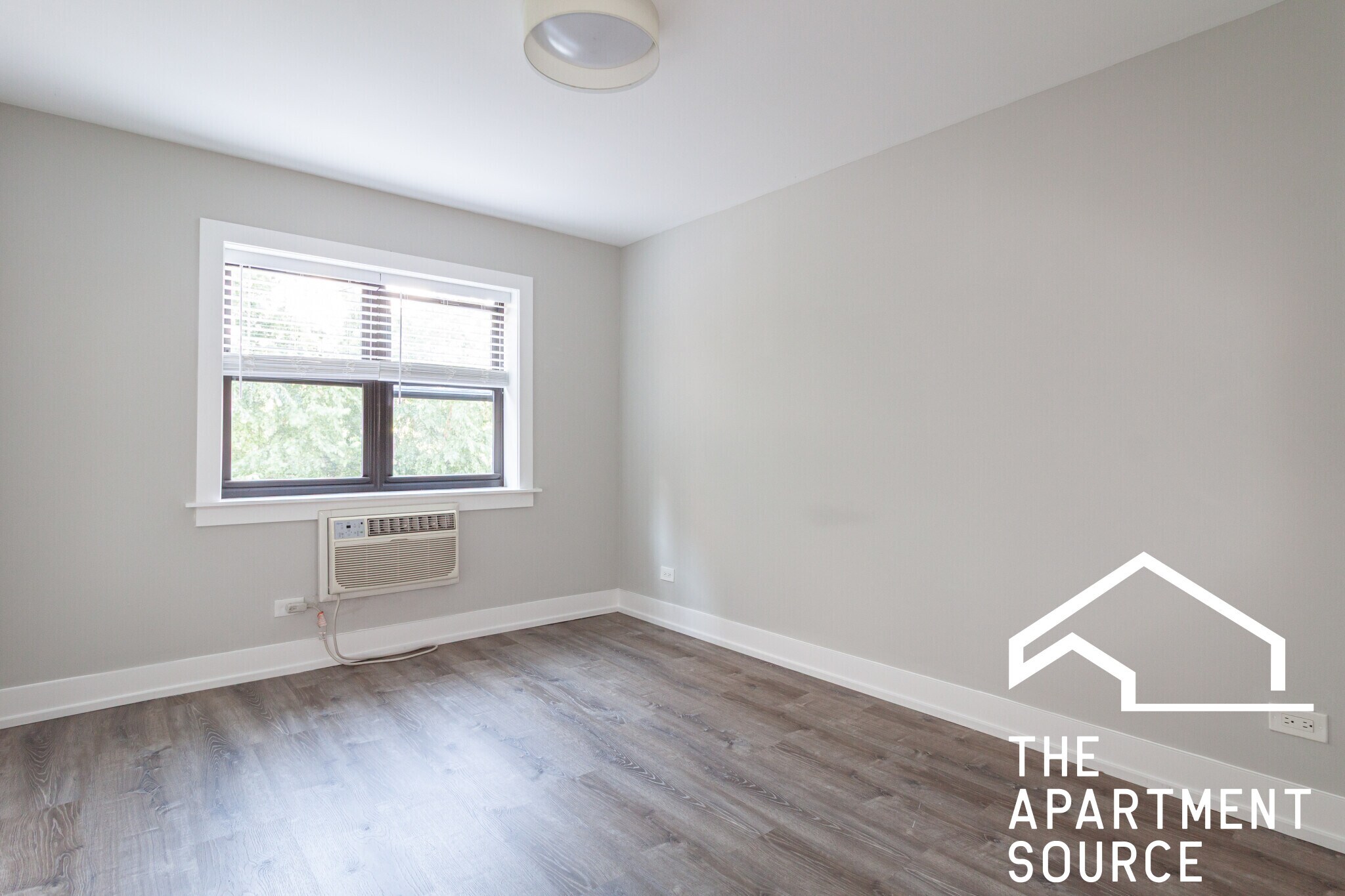 Building Photo - 454 W Barry Ave