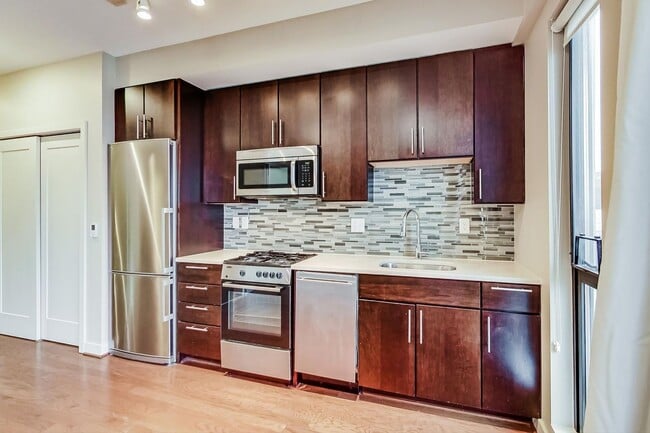 Building Photo - 1 Bed + 1 FB / Luxury Living in the heart ...