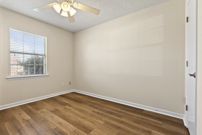 Building Photo - 2107 Hamilton Pl S