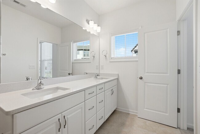 Building Photo - Brand-New Townhome in the University area at Senata at Research Park!