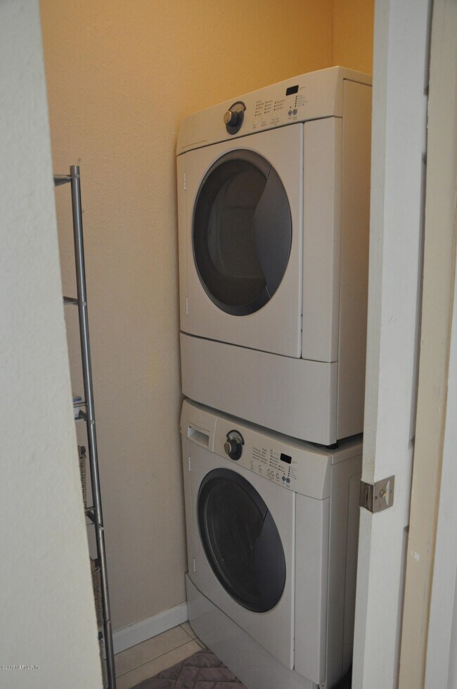 Building Photo - 601 1st St