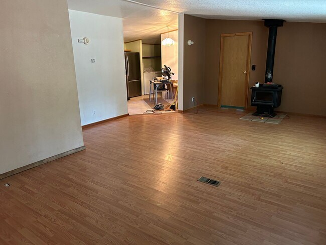 Building Photo - Cute Home Close to Everything