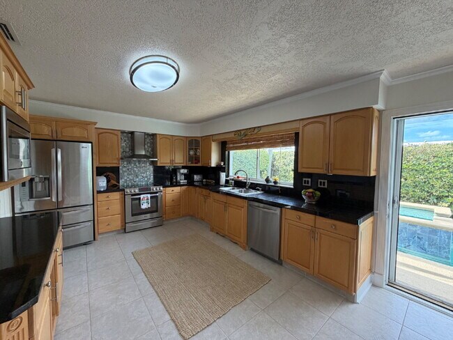 Building Photo - Gorgeous Pool Home in Satellite Beach!!