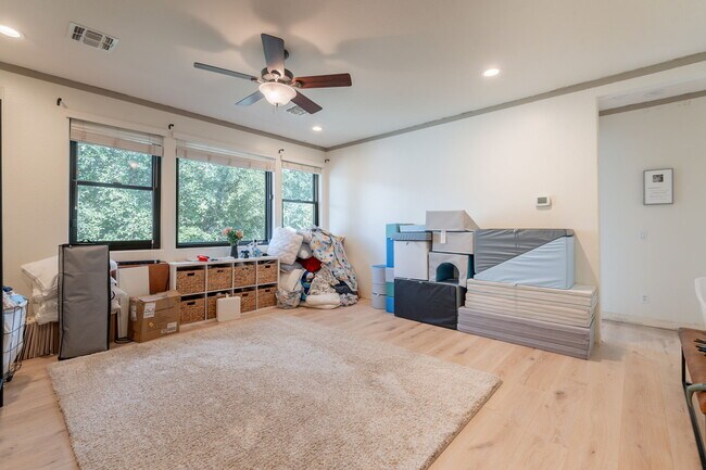 Building Photo - 3852 E Comstock Dr