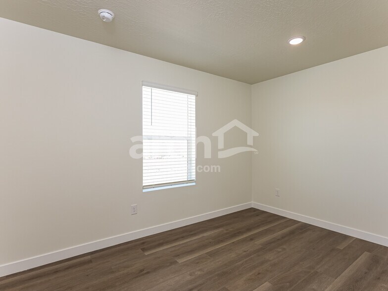 Building Photo - 1384 W Mahogany St