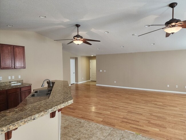 Building Photo - 4 Bedroom Home with 3 Car Garage in Dayton-Riverpark