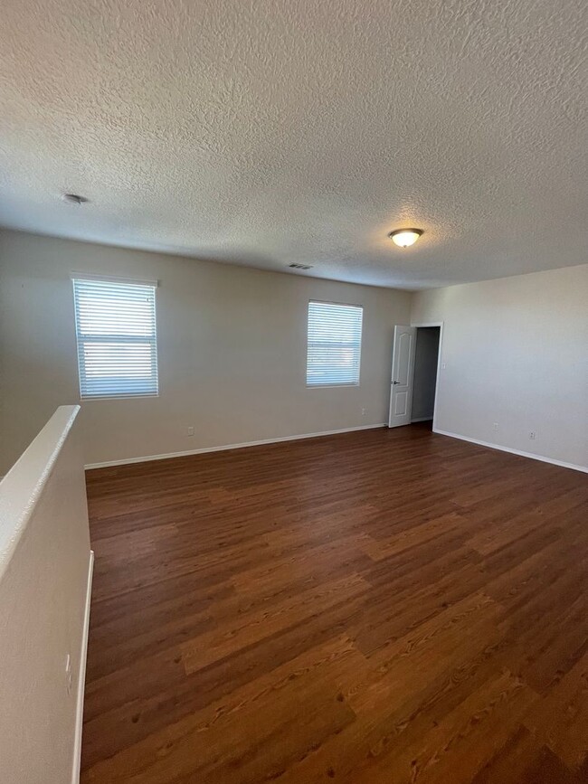 Building Photo - Immaculate 4 bdr, 2 1/2 bath w/2 car garag...