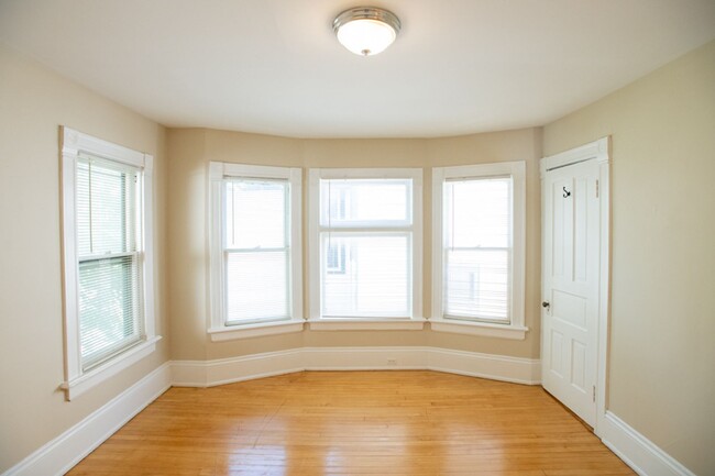 Building Photo - 9/01  $1495 – 2 Bedroom Upper Flat Near UW...