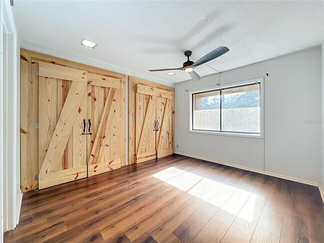 Building Photo - 233 Crown Oaks Way